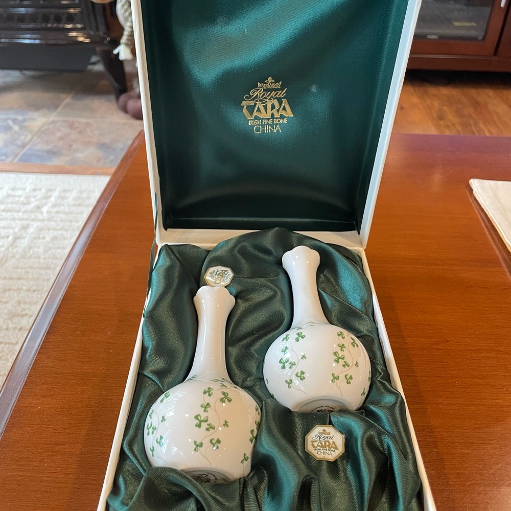 Set of 2 Royal Tara Irish Fine Bone China Shamrock Vases